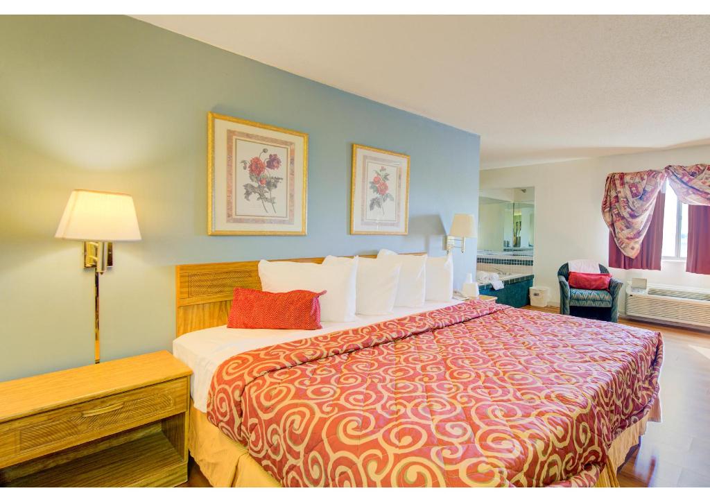 Capital O Amerihost Inn & Suites Mexico Hwy 54