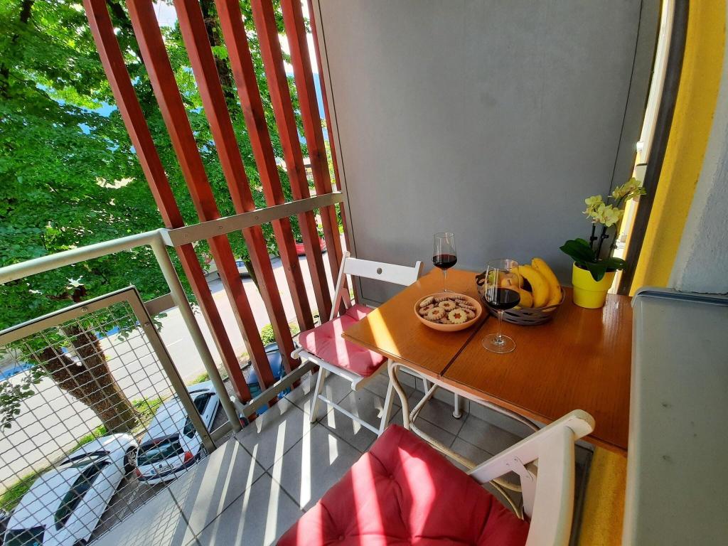 Apartment Honey Bee
