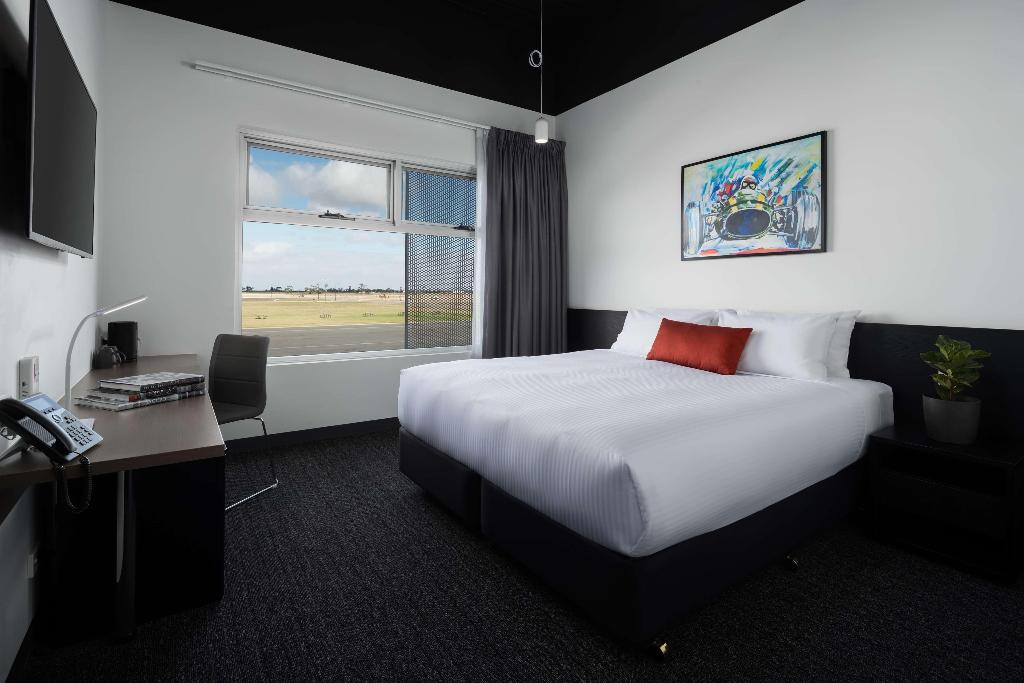 Rydges Pit Lane Hotel
