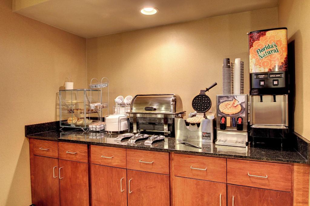 Cobblestone Hotel & Suites - Newton
