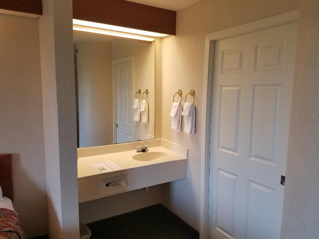 Syracuse Inn & Suites