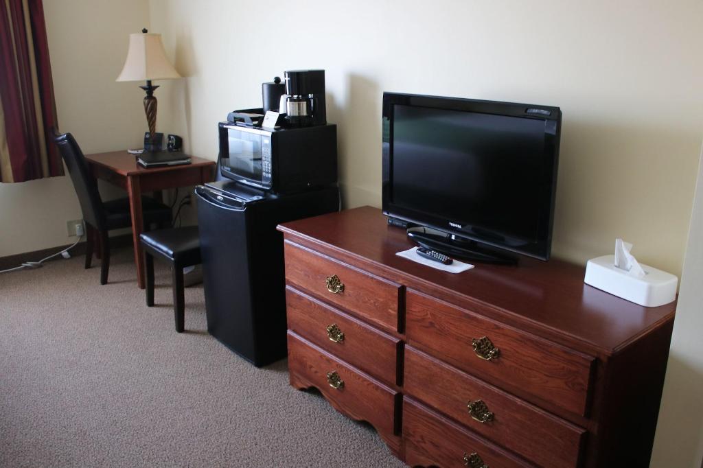 Edgewood Hotel & Suites