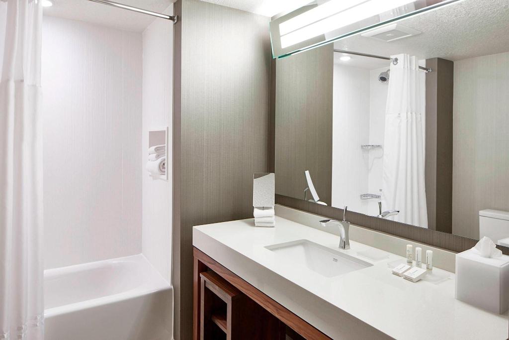 Courtyard By Marriott Minneapolis West
