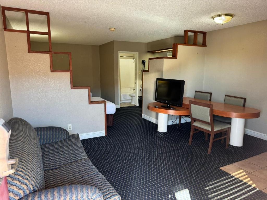 HomeGate Studios & Suites San Antonio Fiesta Park