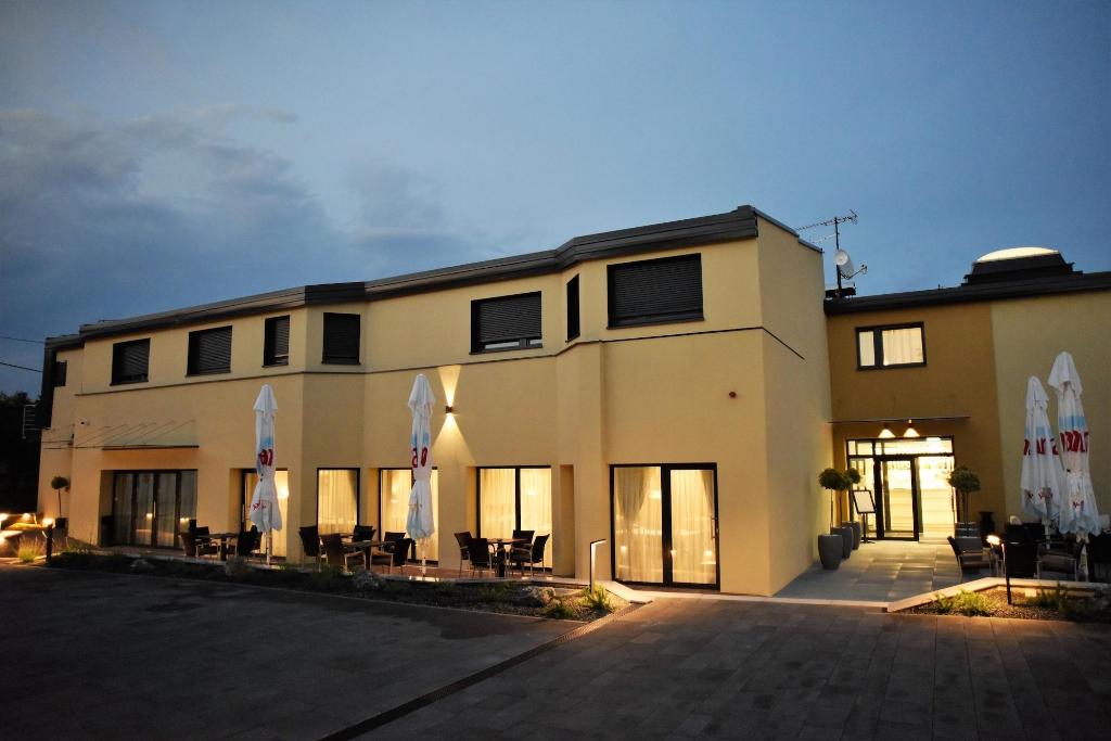 Santiny Hotel & Restaurant