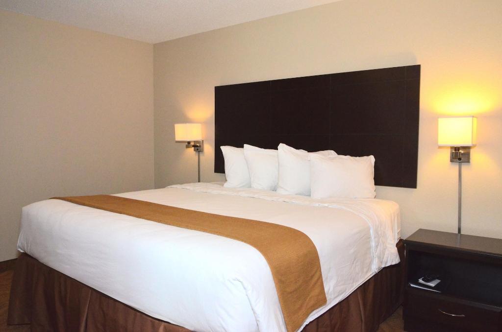 Cobblestone Inn and Suites - Lake View