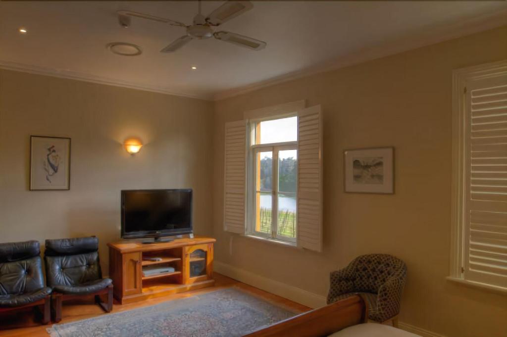 Tizzana Winery Bed & Breakfast