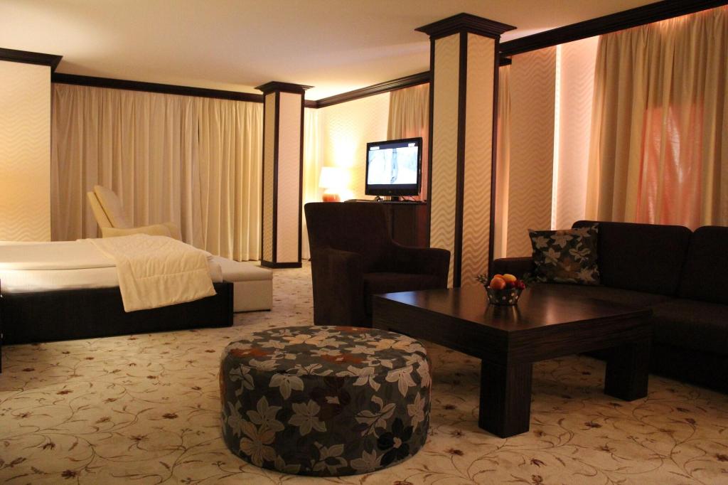 Shiroka Laka Hotel