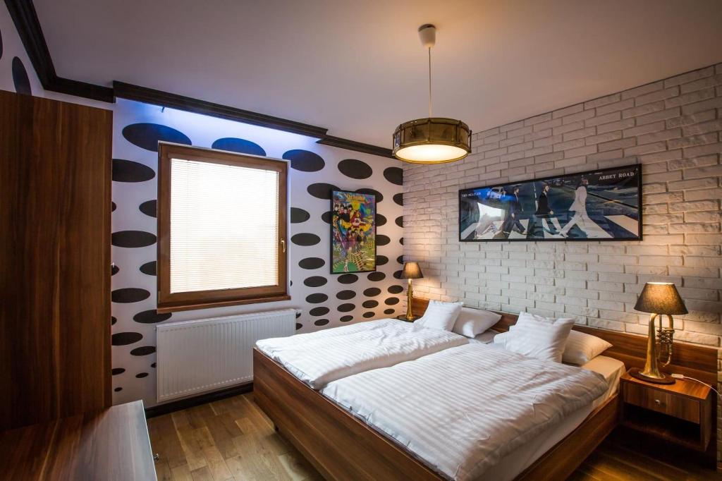 Retro Hotel Garage