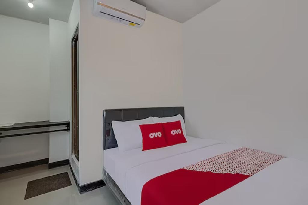 Super OYO 3198 Sukomanunggal Inn