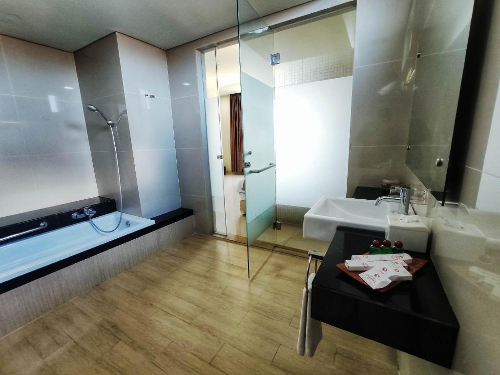 Grand Parama Hotel