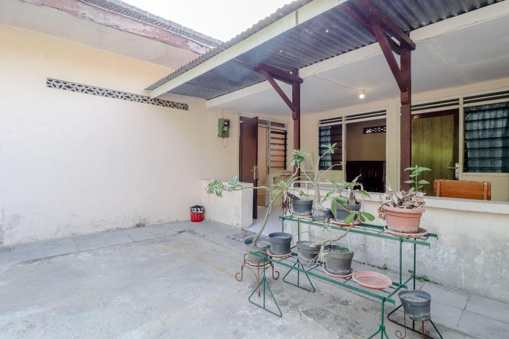 Omah Nggunung Cafe & Homestay by ZUZU