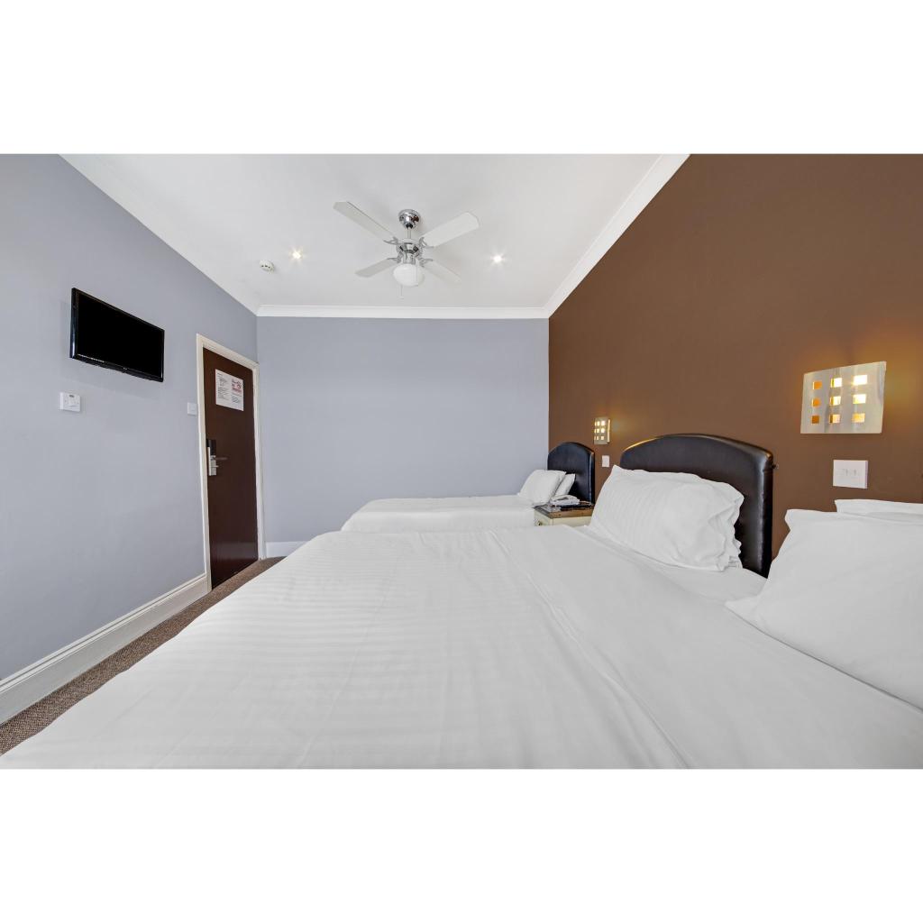 OYO Bostons Manor Hotel