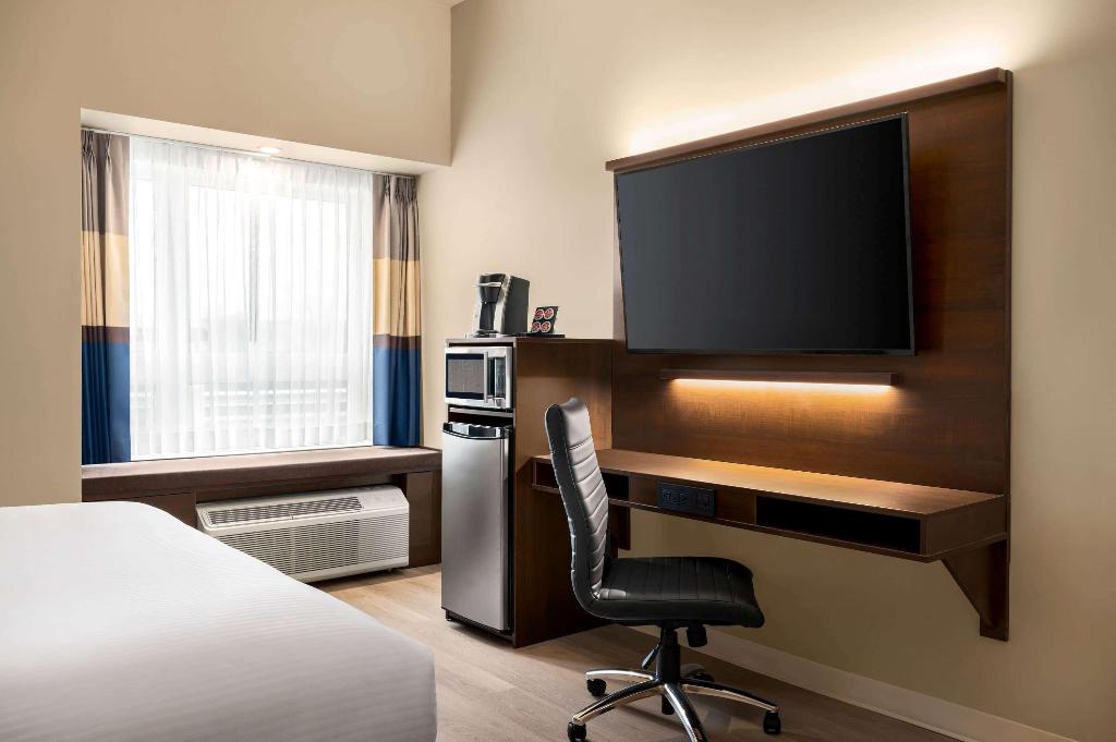 Microtel Inn & Suites by Wyndham Aurora