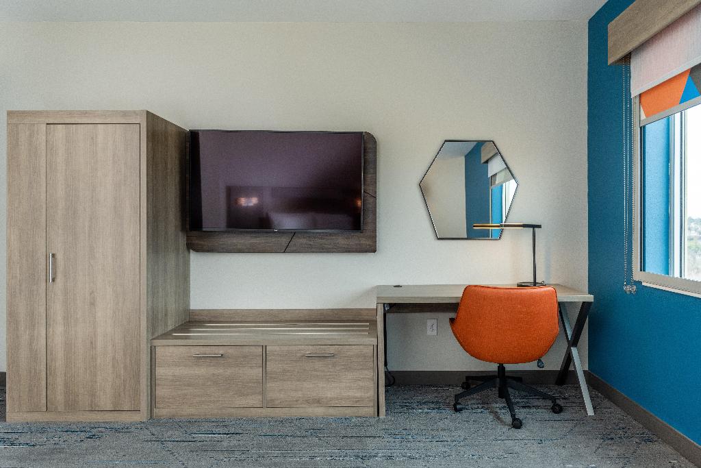 Holiday Inn Express & Suites Charlottesville - Mon