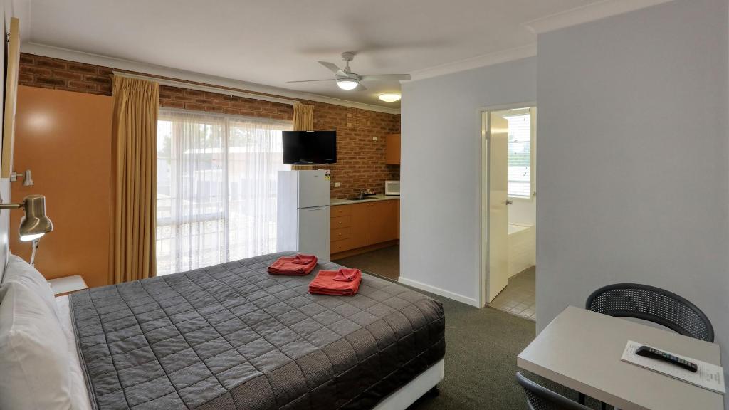 Hamilton's Henry Parkes Motor Inn, Parkes