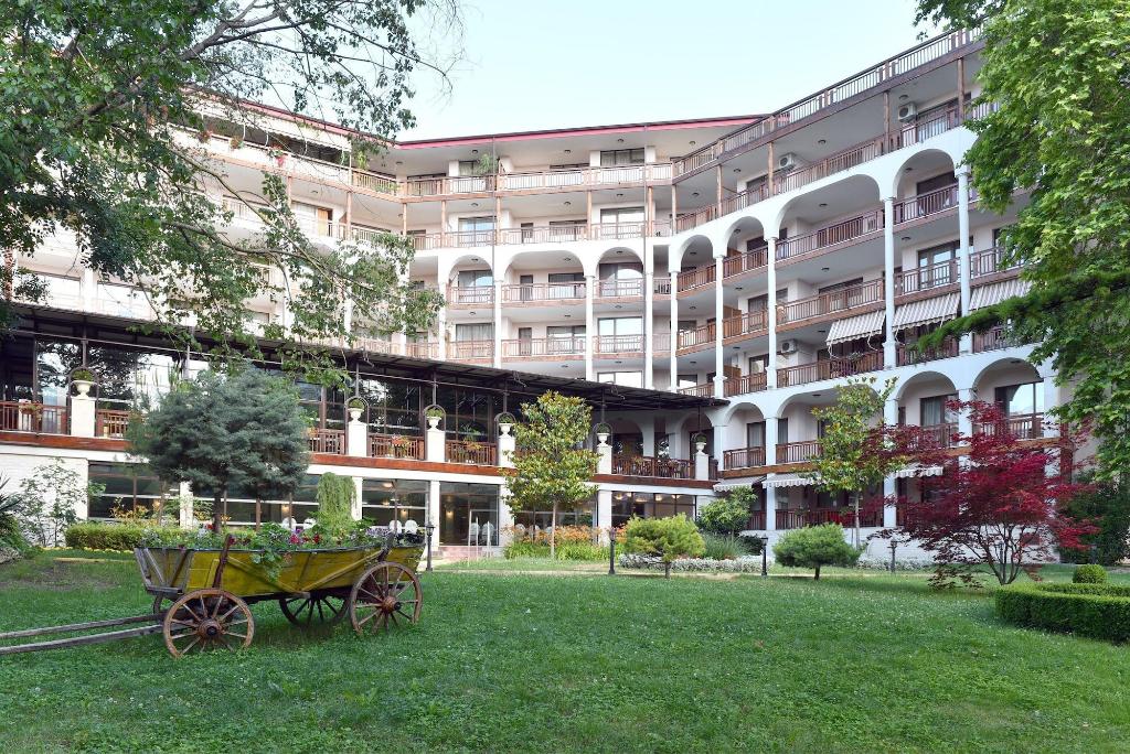Estreya Palace And Residence