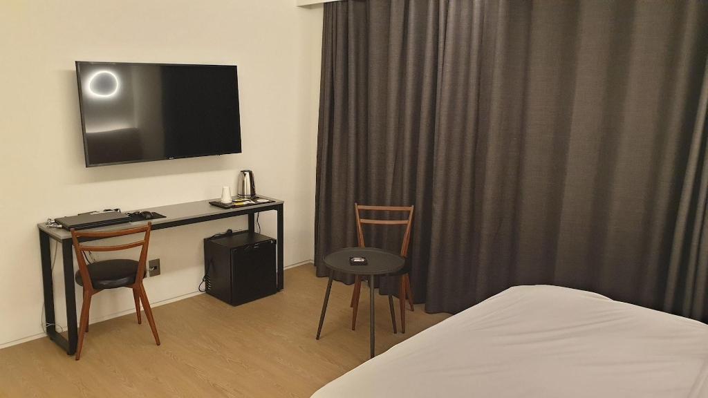 H hotel