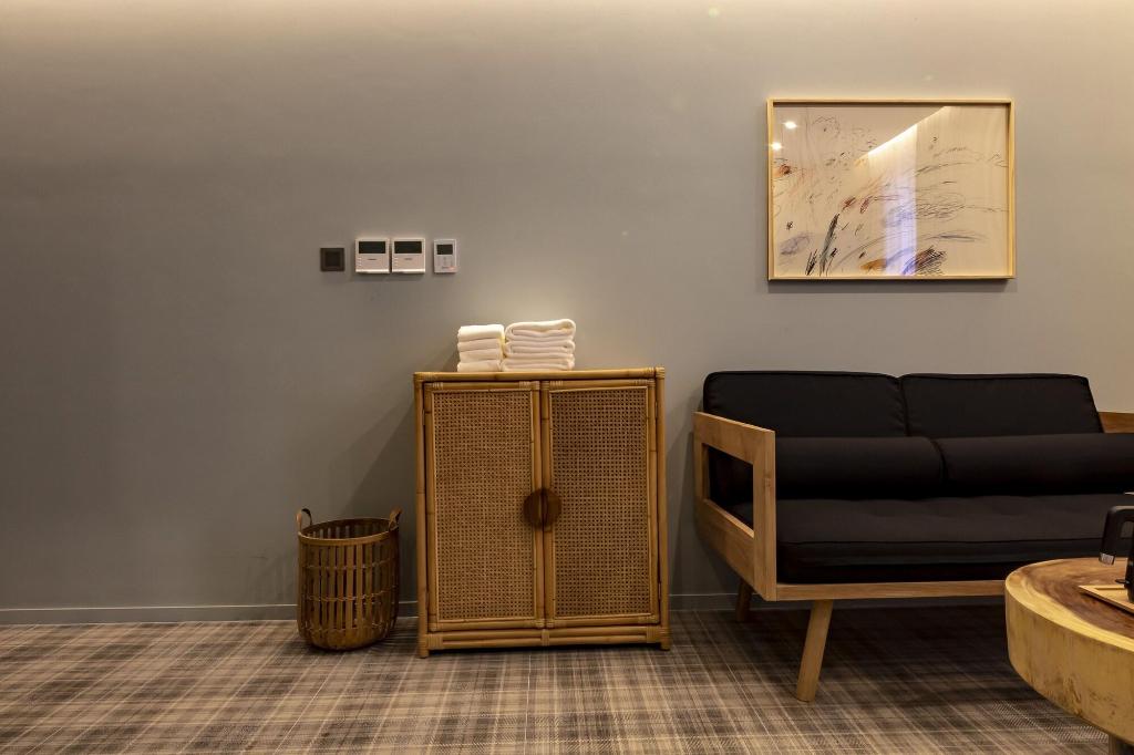 Brown Dot Hotel Signature