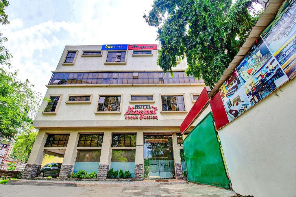 Capital O 47403 Hotel Manjeet, Bhopal
