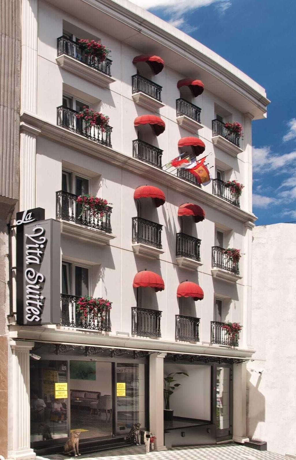 La Vita Suites