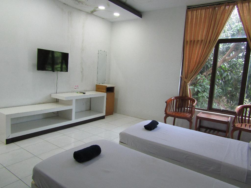Hotel Kencana Jaya by ZUZU