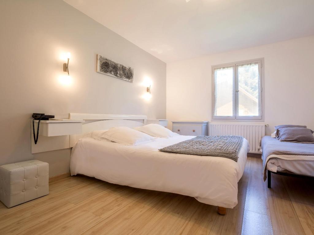 Logis Hotel les Cedres Bleus