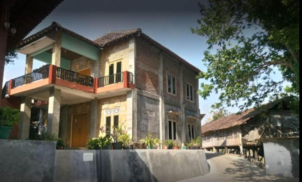 Bina Karya Guesthouse by ZUZU