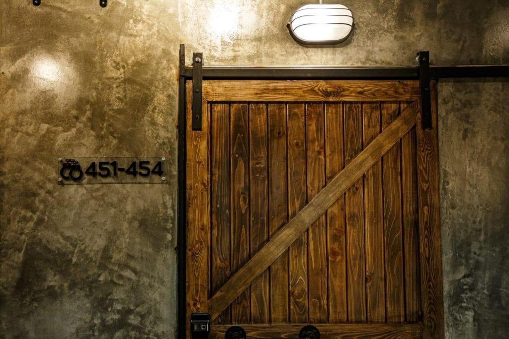 Episode 11 Hostel