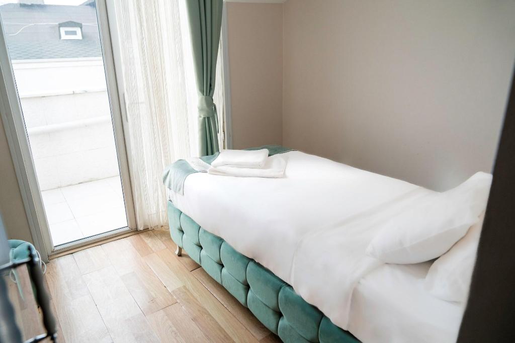Loss Hotel