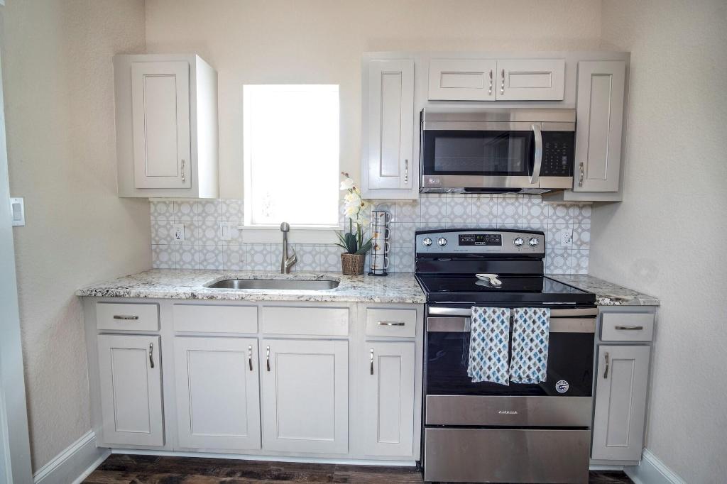 Brand NEW Large Impressive House Near Downtown!