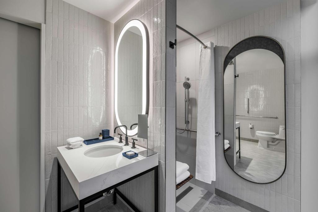 The Morrow Washington Dc, Curio Collection By Hilt