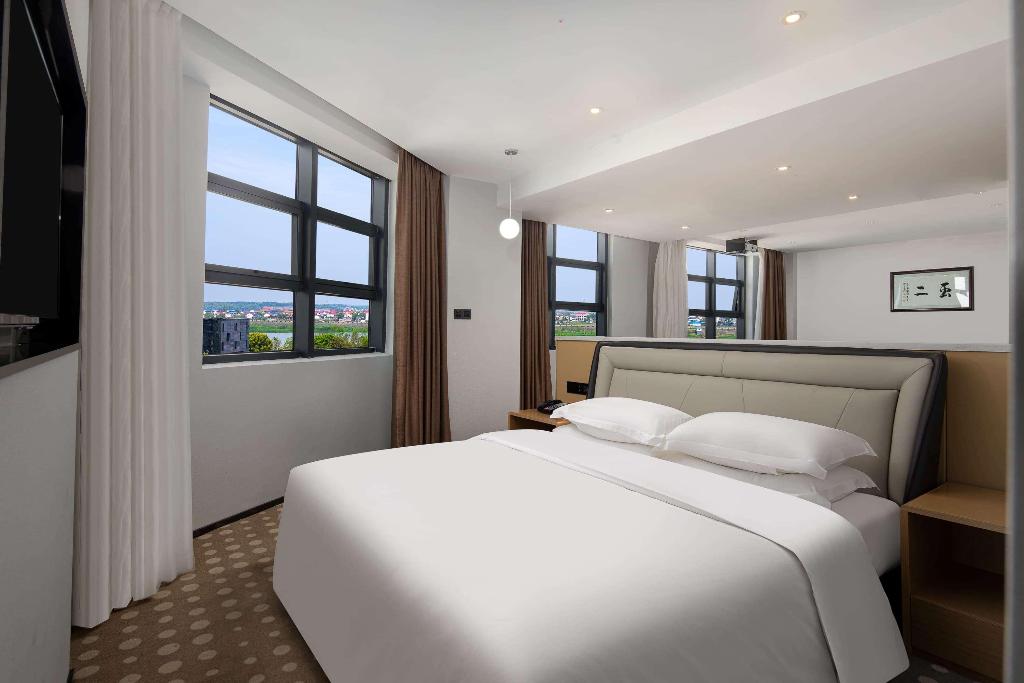 Microtel Miluo Downtown Hotel