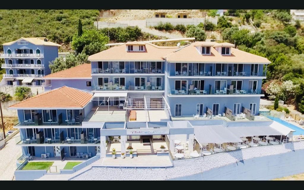 Ponti Beach Hotel