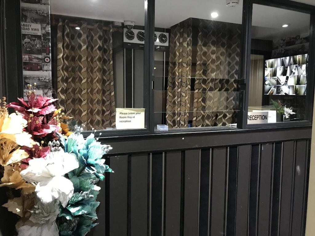 Pacific Inn London Heathrow - Lobby