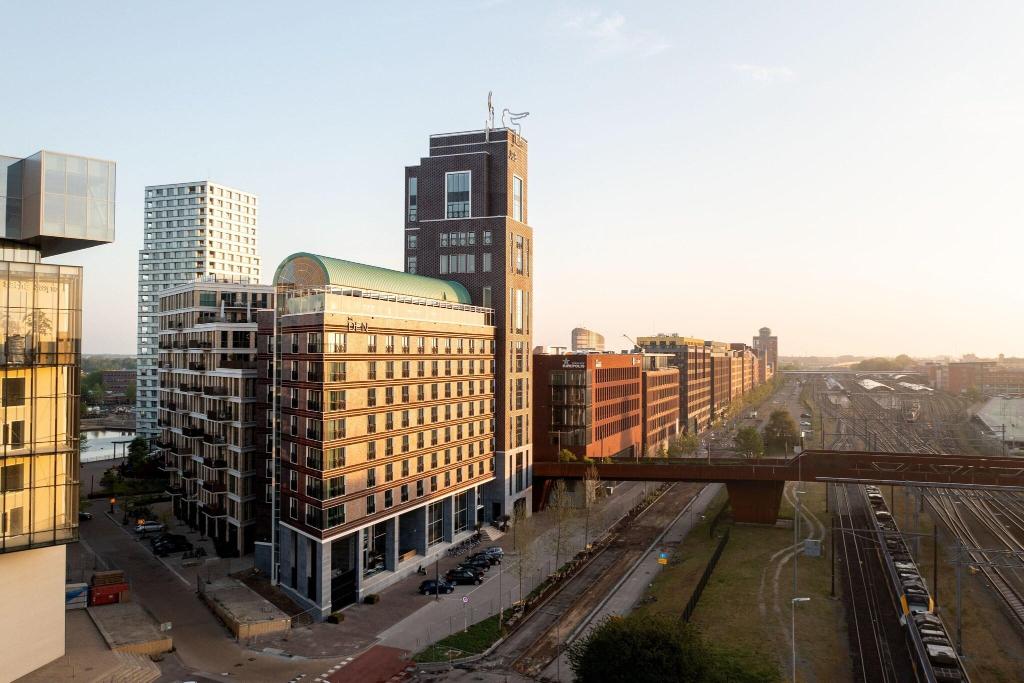 The Den, â€˜s-Hertogenbosch, a Tribute Portfolio