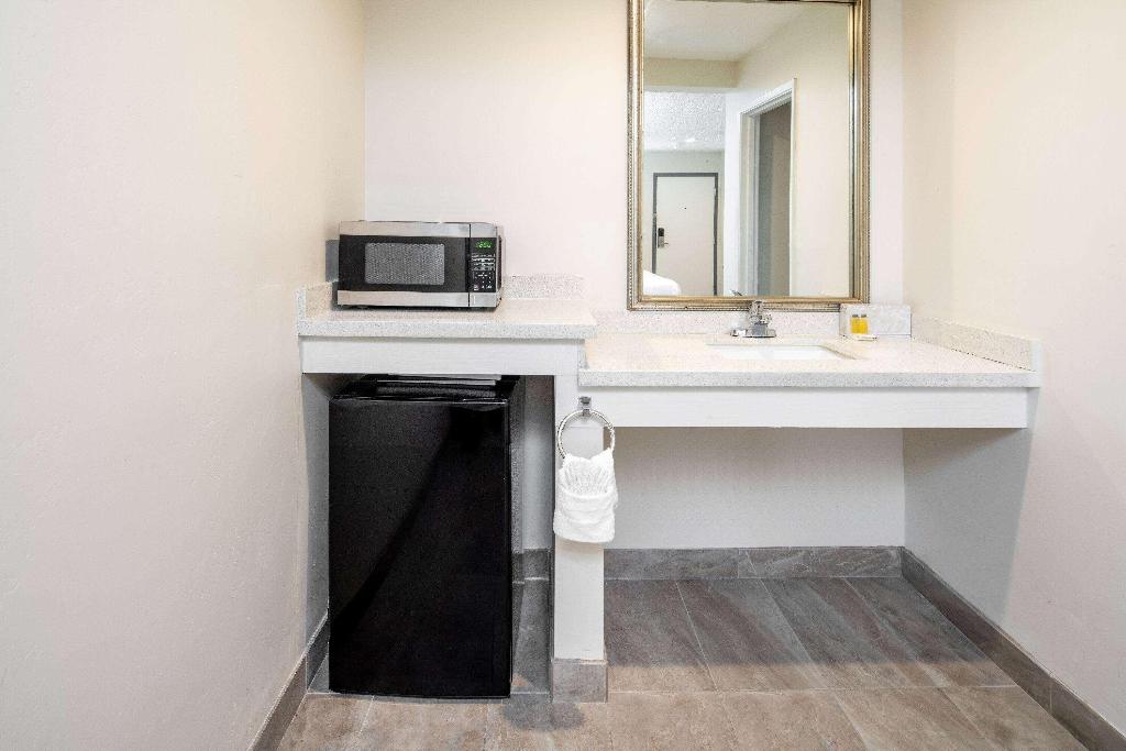Super 8 by Wyndham Bakersfield CA