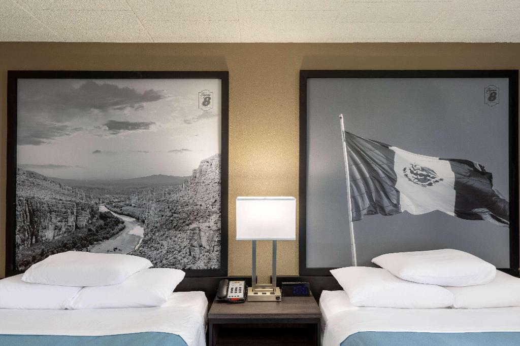 Super 8 by Wyndham Laredo