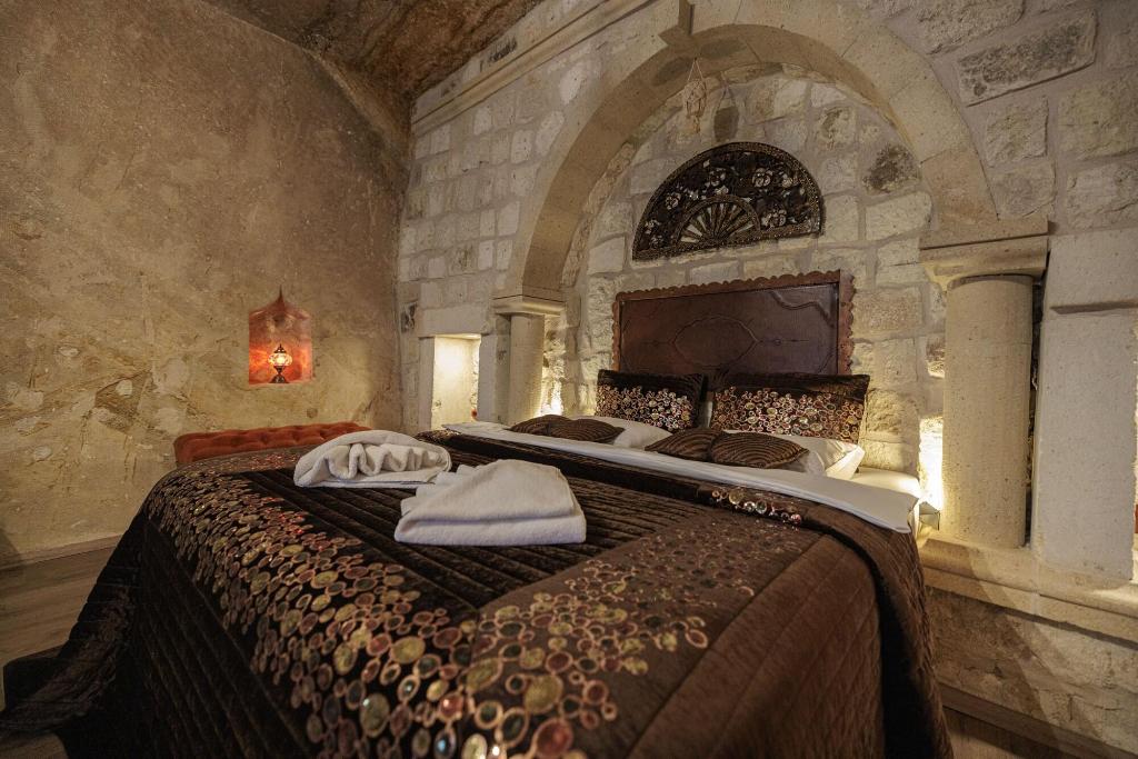 Shadow Cave House