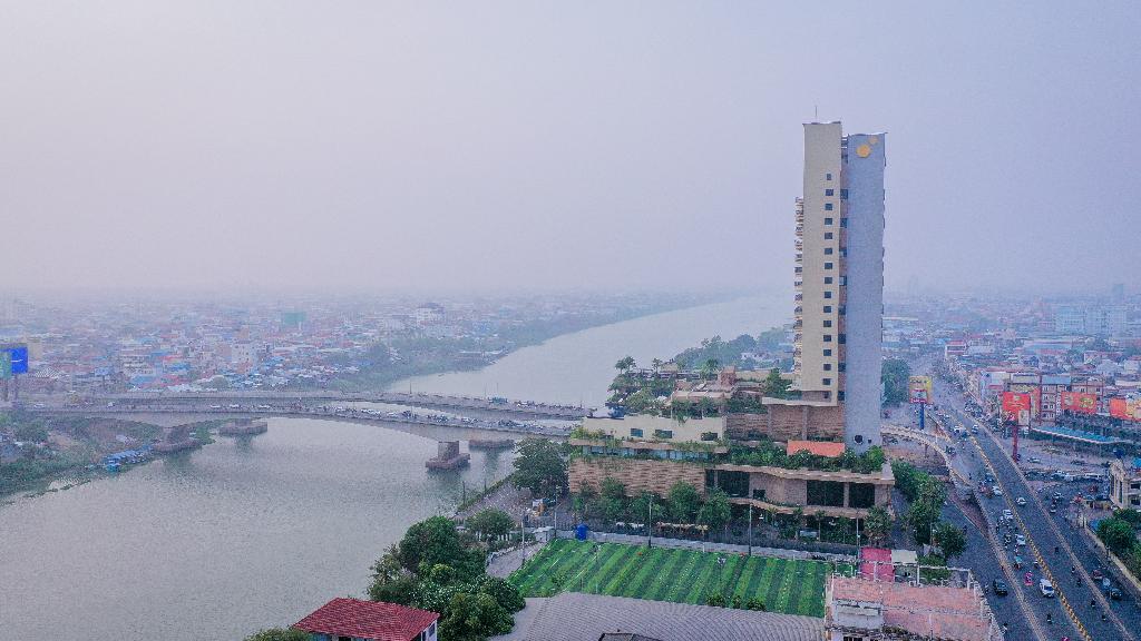 Sun & Moon, Riverside Hotel