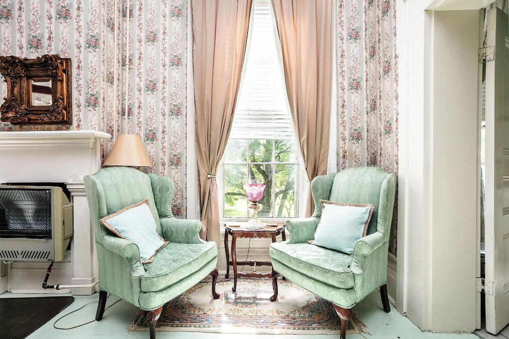 1851 Historic Maple Hill Manor B B