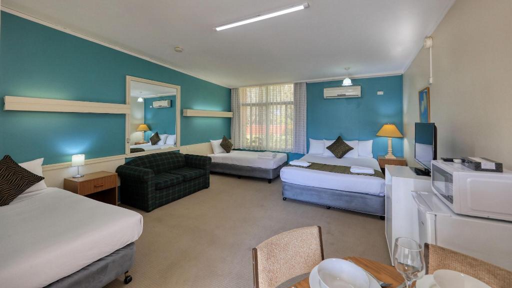 Silver Oaks Motel