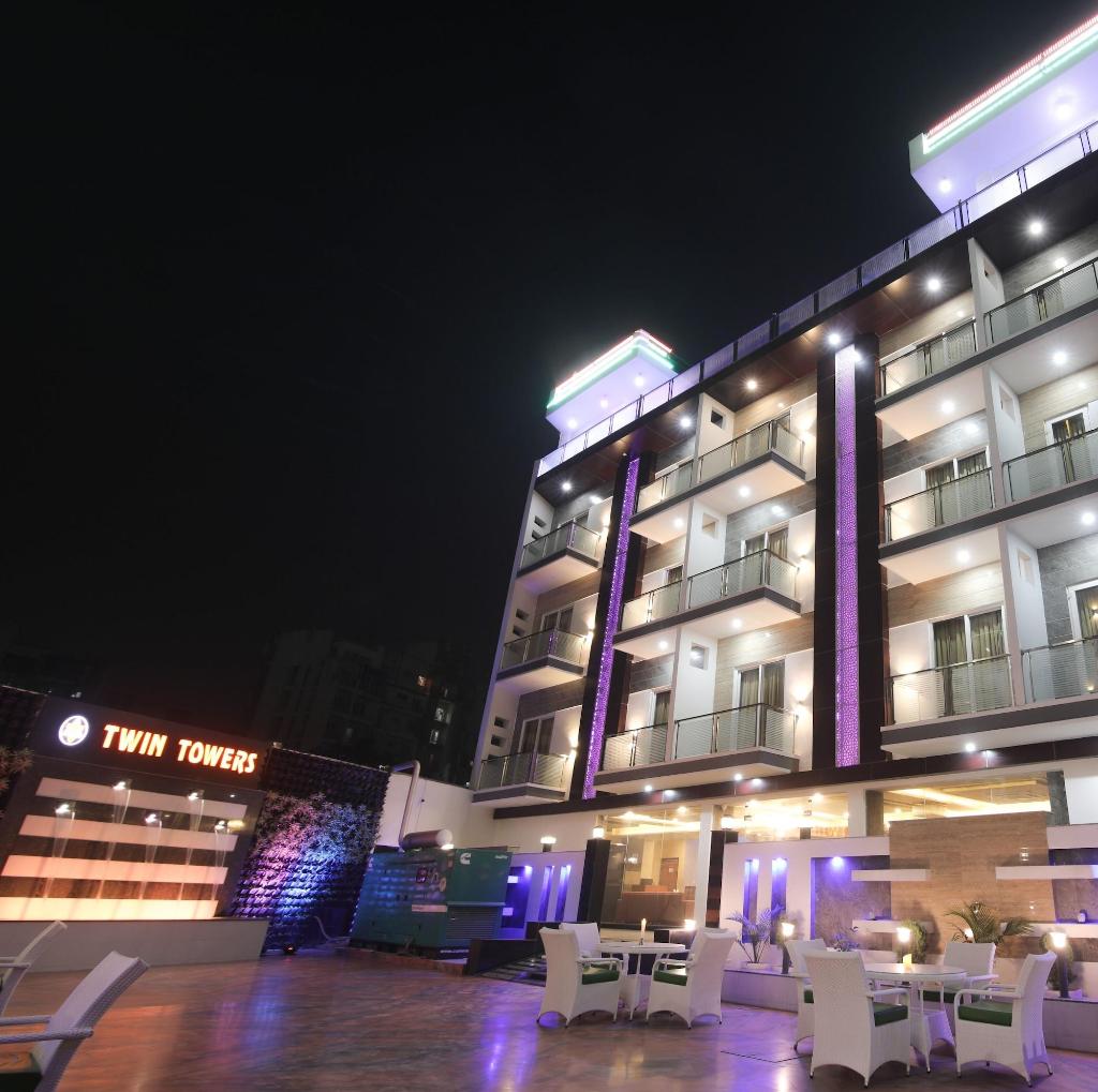 Hotel Twin Towers - Image 1