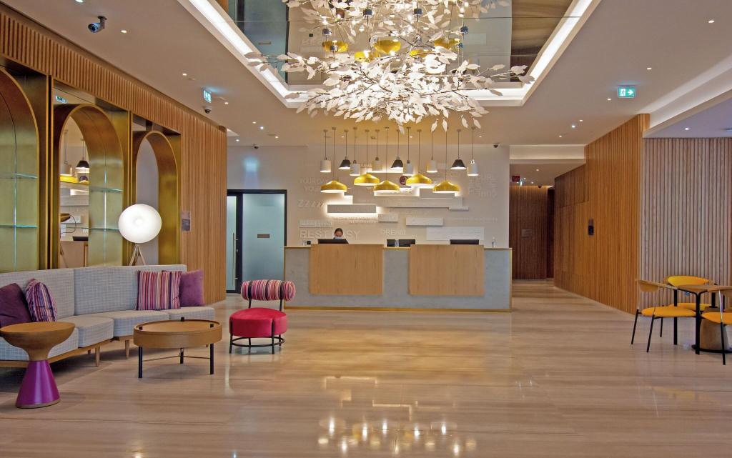 Premier Inn Dubai Barsha Heights - Lobby