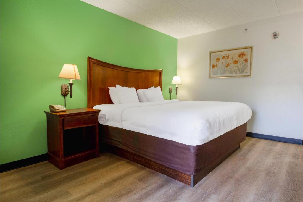 Tulsa Square Hotel Central, I-44 By OYO