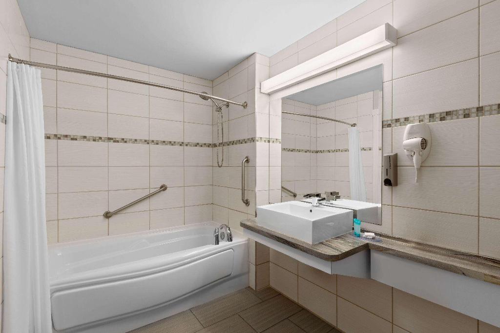 Travelodge By Wyndham Roberval photo 37