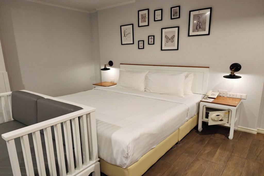 J Place Hotel by ZUZU