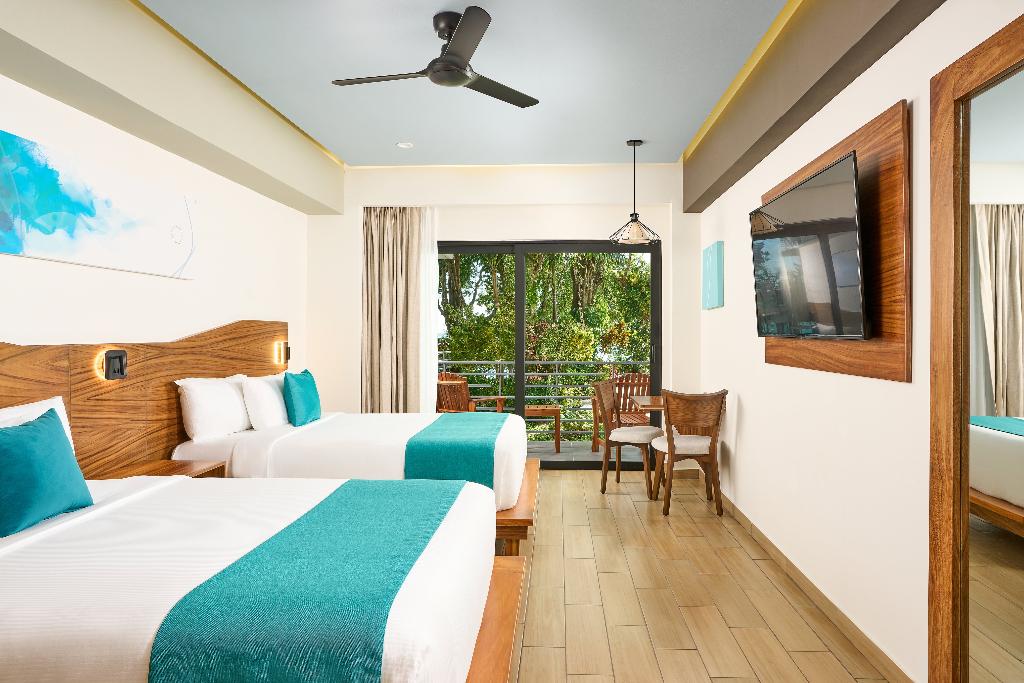 Cristalino Lagoon Front Hotel Restaurant and Spa