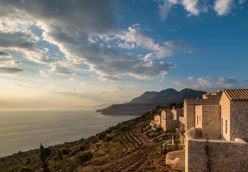 Bassa Maina Villas & Suites