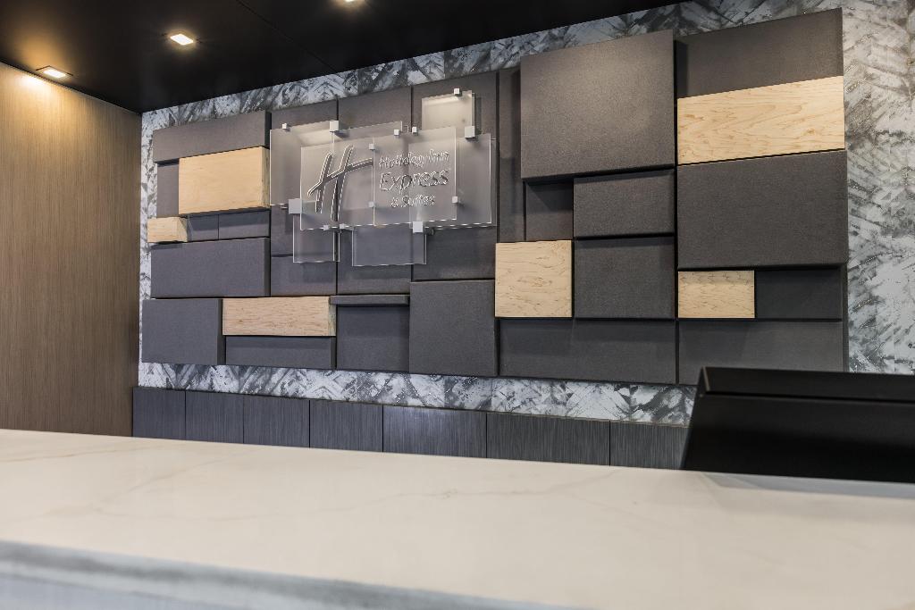 Holiday Inn Express And Suites Toronto Airport Sou